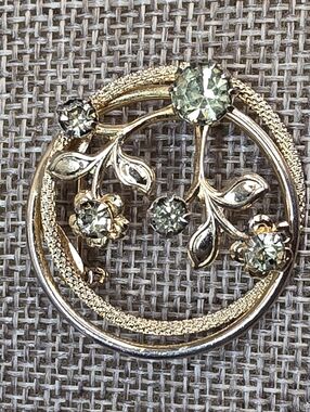 Vintage Gold Tone Floral Wreath Brooch Rhinestone Pin